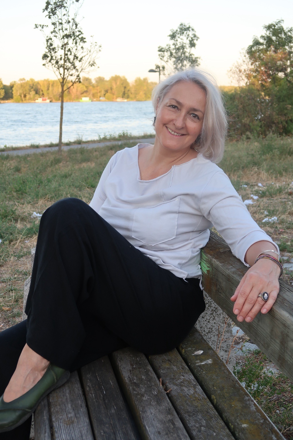 Marianna Zuchalska auf einer Bank am Wasser